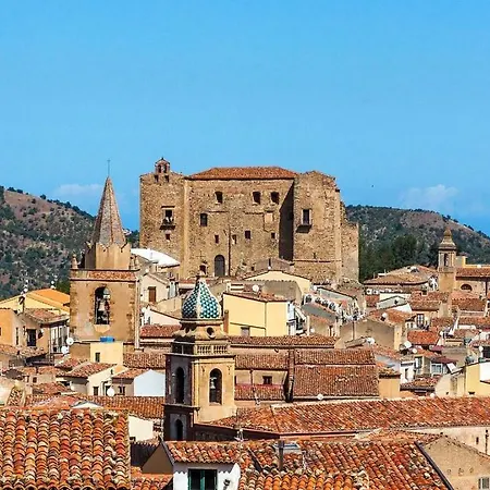 La Casetta Nel Cortile Castelbuono (Sicily)
