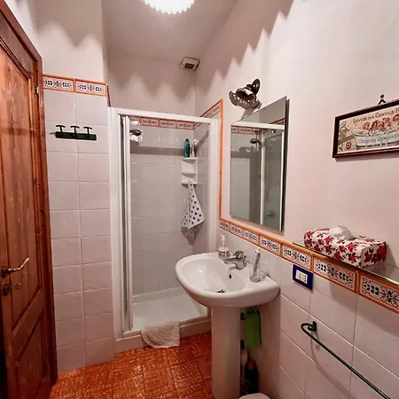 La Casetta Nel Cortile Castelbuono (Sicily)